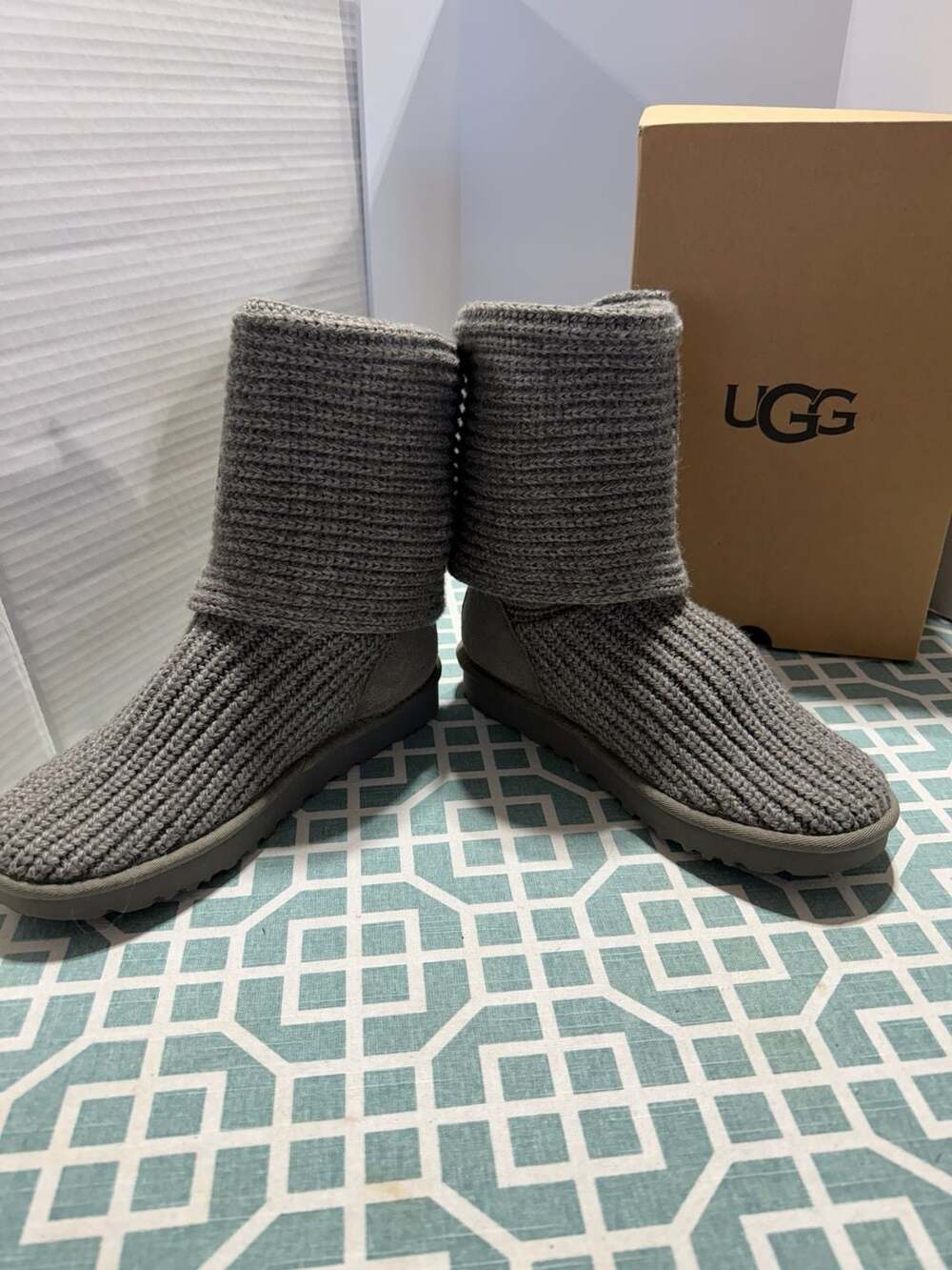 UGG Classic Cardy II Boots Size 8 Grey Knit Sweater
